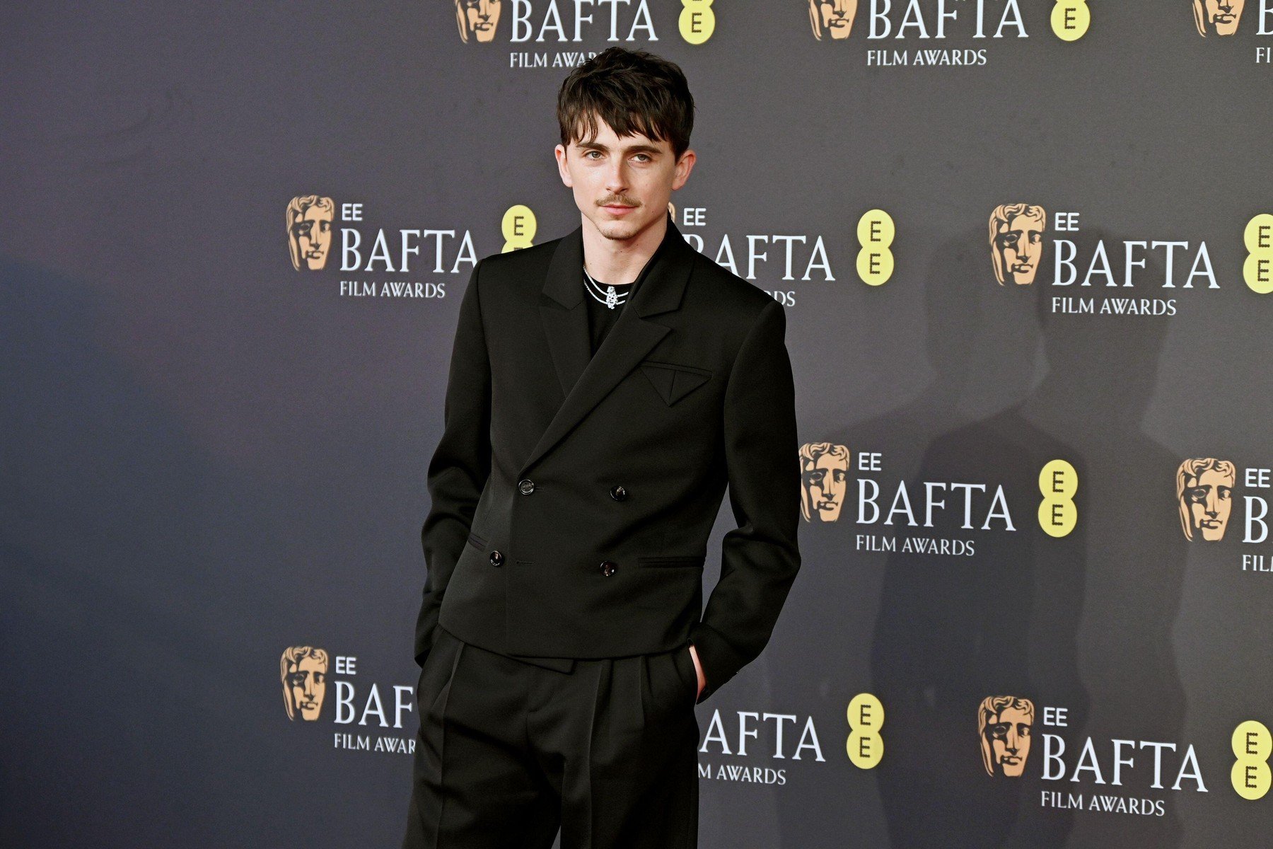 De ce actorii câștigă Oscarul, nu doar pentru replici memorabile, ci pentru transformări autentice Transformarea actorilor în personajele lor de pe ecran a devenit unul dintre cele mai complexe și apreciate aspecte ale artei scenice, iar câștigătorii premiului Oscar sunt cei care reușesc să depășească simpla interpretare, aducând un plus de autenticitate și dedicație în rolurile lor