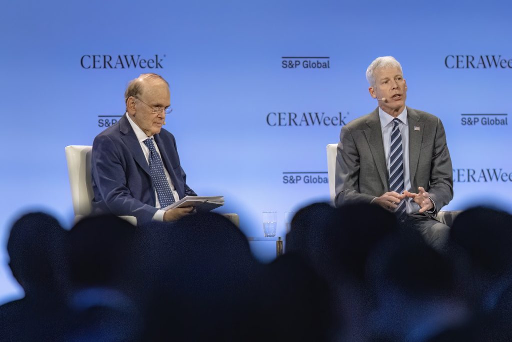 Criza în industria energetică: experți și oficiali internaționali avertizează asupra impactului prelungit al conflictului din Orientul Mijlociu asupra economiei globale Luni, în comunitatea liderilor din industria petrolieră și în cercurile decizionale ale politicii energetice, s-a desfășurat o întâlnire de maximă importanță la Houston, Texas