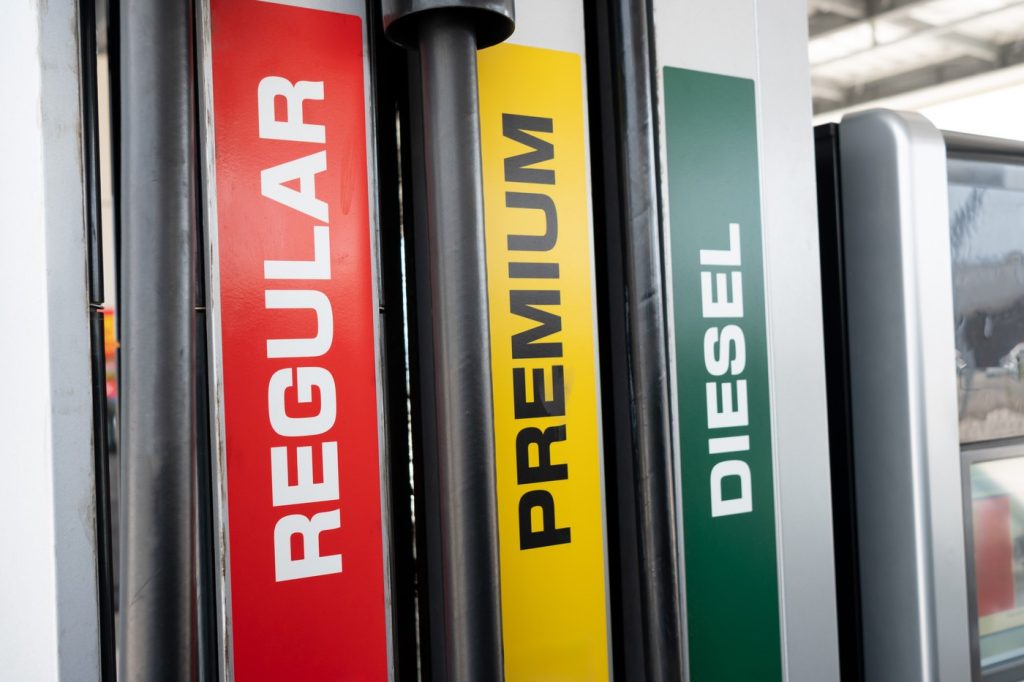 Mulți șoferi ignoră acest detaliu esențial la alimentare