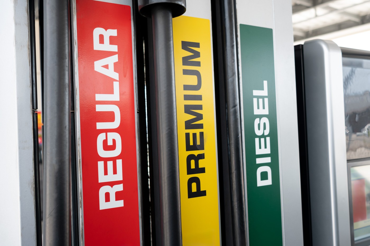 Mulți șoferi ignoră acest detaliu esențial la alimentare