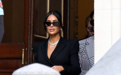 Kim Kardashian vinde hainele din serial pentru a sprijini accesul femeilor la justiție