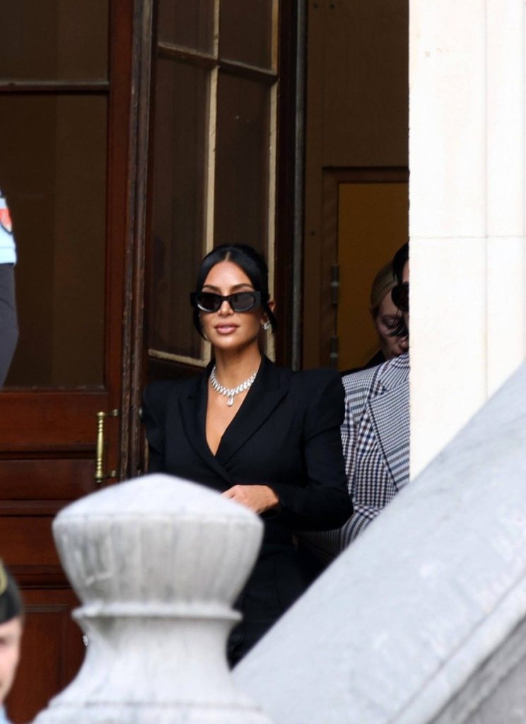 Kim Kardashian își folosește notorietatea pentru o cauză nobilă, anunțând că va scoate la licitație garderoba folosită în serialul Hulu „All’s Fair”, un proiect în care joacă rolul unei avocate cu o personalitate puternică