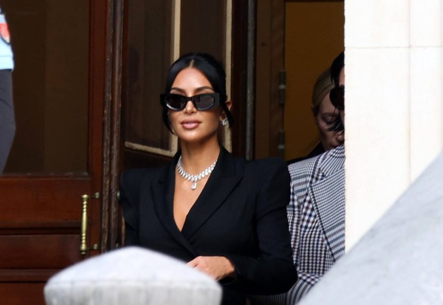 Kim Kardashian vinde hainele din serial pentru a sprijini accesul femeilor la justiție