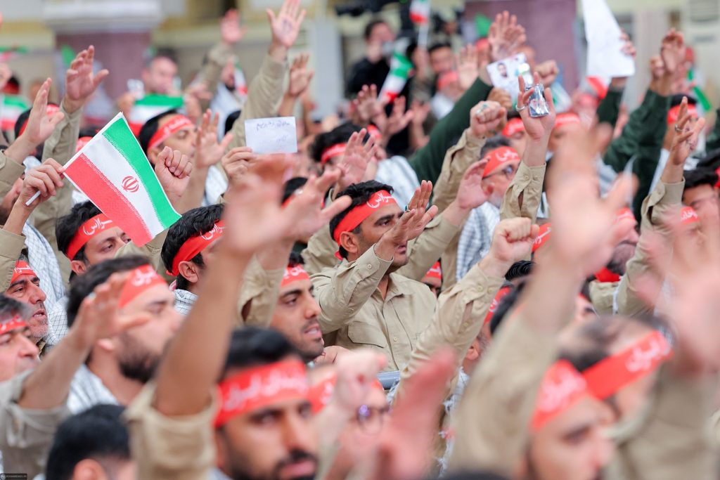 Basijul, armele voluntarilor din Iran: poliție ideologică și control social în timp de tensiune Într-un Iran dominat de tensiune și proteste masive, un factor esențial în menținerea controlului și răspândirea ideologiei islamice conservatoare îl reprezintă Brigăzile Basij