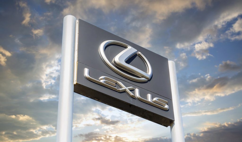 În 1958, o companie japoneză pe atunci necunoscută a făcut un pas semnificativ pe scena automobilistică mondială: a trimis în Statele Unite câteva exemplare din primul său model, Toyopet Crown