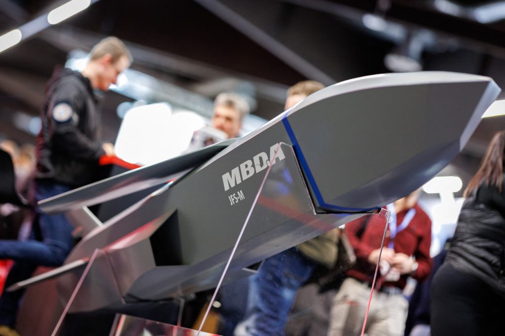 Sectorul apărării devine scena unei lupte acerbe pentru inovație și agilitate Într-o arie unde tradiția și rigurositatea definirea strategiei sunt impuse de mii de ani, ultimele evoluții din domeniul apărării semnalează o schimbare radicală a regulilor jocului