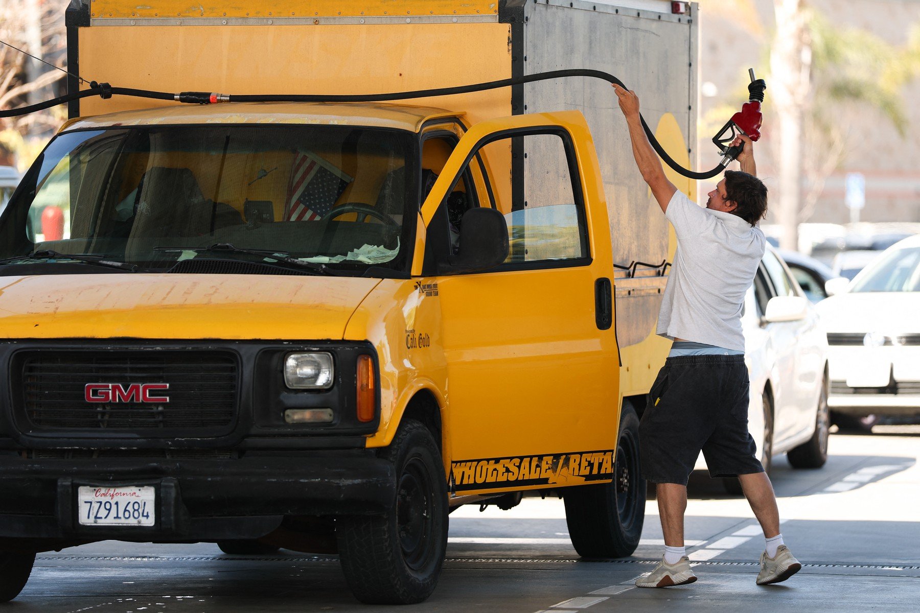 Iran a închis strâmtoarea Ormuz, una dintre cele mai strategice căi maritime din lume, provocând o reacție de șoc pe piețele energetice globale