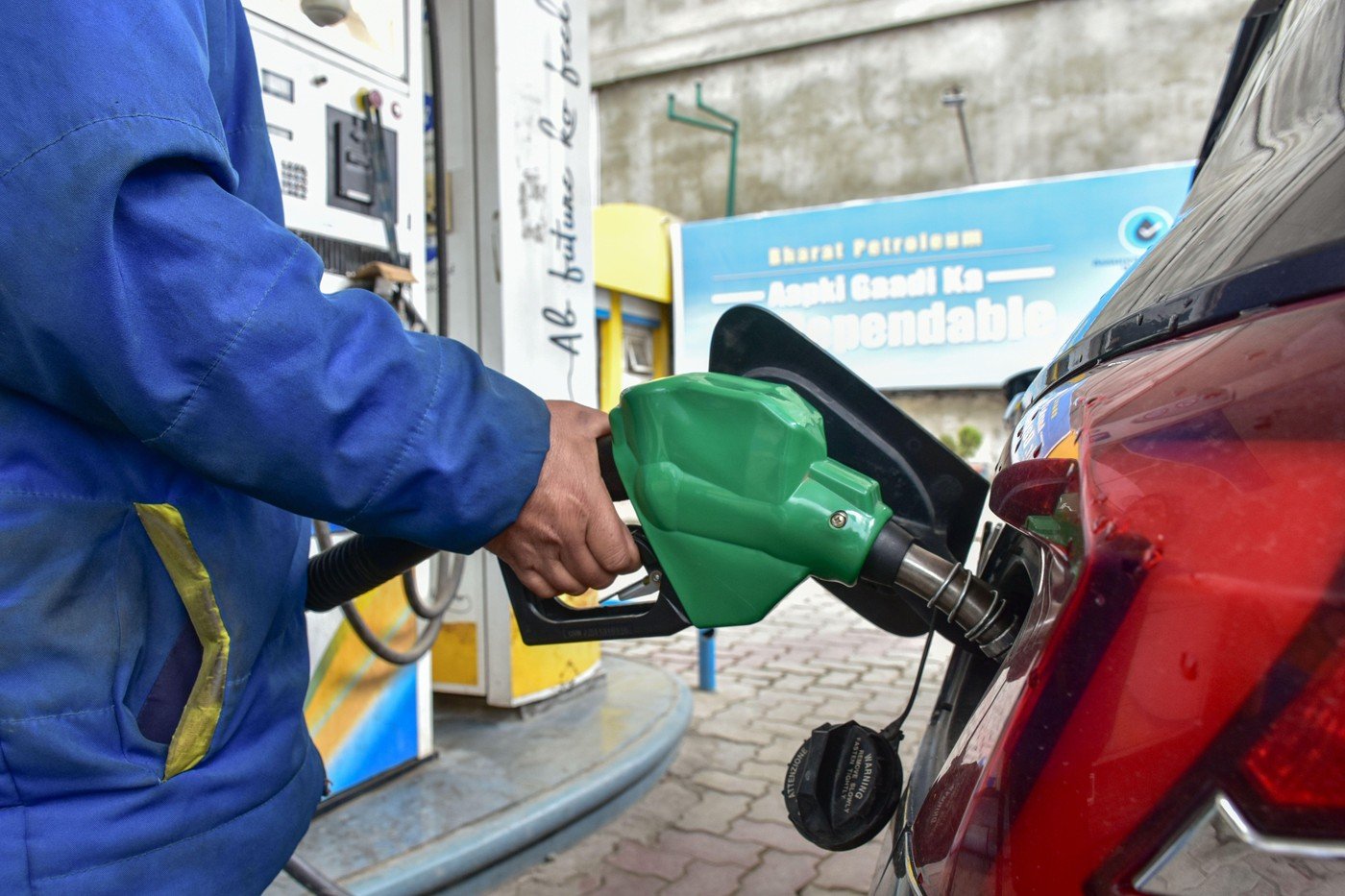 Petrolul depășește 100 de dolari, Iranul avertizează: va ajunge la 200