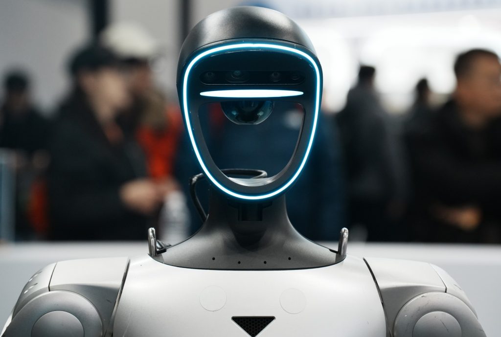 Un robot dansator dintr-un restaurant chinezesc din California a avut o ieșire neașteptată, distrugând farfurii și provocând haos în interiorul localului