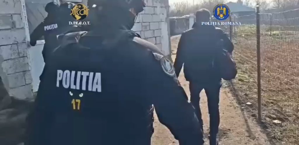 Trei tineri, dintre care doi minori, au fost reținuți de procurorii DIICOT Teleorman, acuzați de trafic de minori și alte infracțiuni grave, în urma unei anchete care a scos la iveală o rețea de exploatare sexuală și abuz de minorități