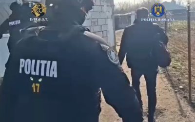 Trei tineri, dintre care doi minori, au fost reținuți de procurorii DIICOT Teleorman, acuzați de trafic de minori și alte infracțiuni grave, în urma unei anchete care a scos la iveală o rețea de exploatare sexuală și abuz de minorități