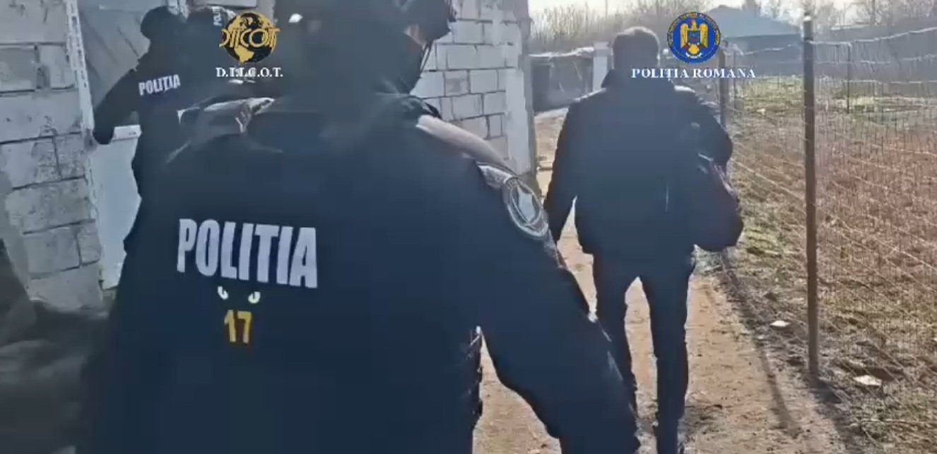 Trei tineri, dintre care doi minori, au fost reținuți de procurorii DIICOT Teleorman, acuzați de trafic de minori și alte infracțiuni grave, în urma unei anchete care a scos la iveală o rețea de exploatare sexuală și abuz de minorități