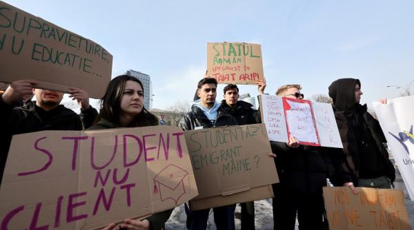 Zeci de studenți au ieșit în stradă pentru a-și exprima nemulțumirea față de măsurile guvernamentale din ultimul an, într-o manifestație spontană care s-a desfășurat sâmbătă seară în Piața Victoriei din București