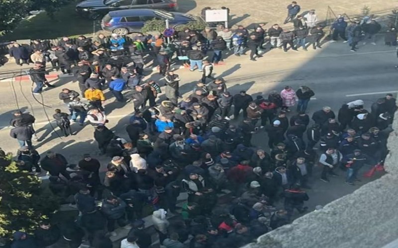 Protest de amploare la Târgu Jiu: minerii și energeticienii din Complexul Energetic Oltenia ies în stradă după decizia de a nu mai prelungi contractele temporare Zeci de sute de angajați ai Complexului Energetic Oltenia (CEO) au ieșit miercuri în stradă, în fața sediului din Târgu Jiu, pentru a-și exprima nemulțumirea față de decizia managementului de a nu mai prelungi contractele de muncă pe perioadă determinată pentru aproape 1.500 dintre ei