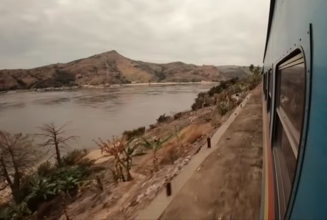 Peste 200 de victime în urma unei alunecări de teren devastatoare în estul Republicii Democrate Congo O tragedie de proporții a zguduit marți regiunea minei din estul RDC, unde o alunecare de teren provocată de ploi torențiale a provocat peste 200 de morți