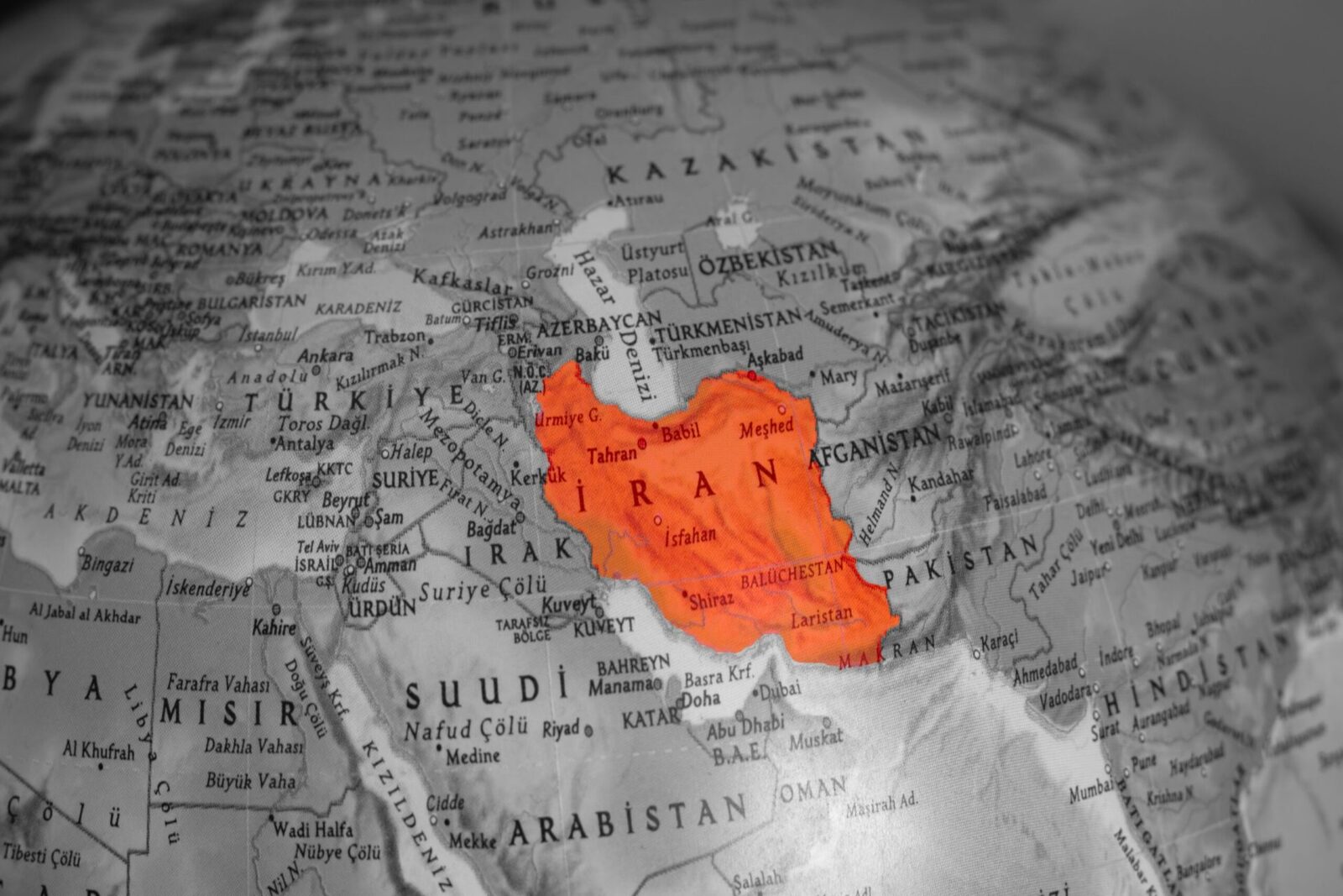 Prețurile biletelor de avion urmează să înregistreze creșteri semnificative în următoarele luni, pe fondul impactului crizei din Iran asupra pieței globale a combustibililor pentru aviatie