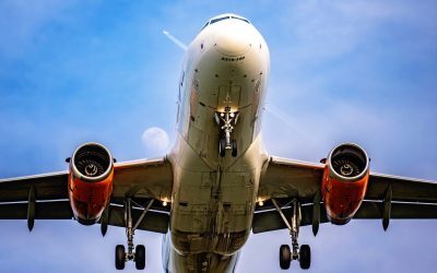 De la începutul acestei săptămâni, pasagerii care decolează de pe Aeroportul Internațional „Henri Coandă” din Otopeni și de pe Aeroportul Internațional București “Aurel Vlaicu” pot transporta în bagajul de mână lichide, aerosoli și geluri în recipiente de până la 2 litri, o schimbare semnificativă față de regulile anterioare, care permiteau maximum 100 ml per recipient