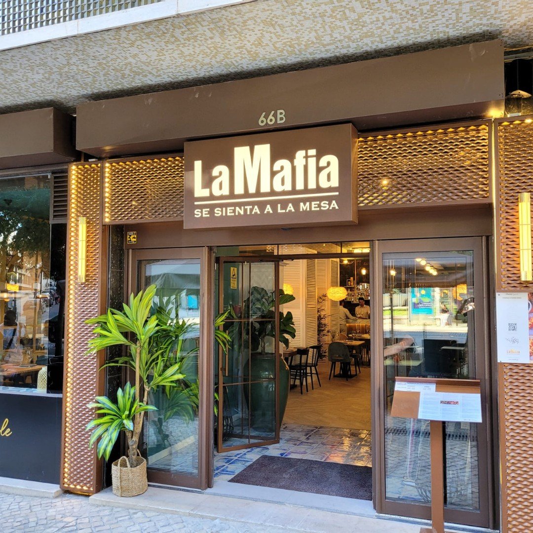 Restaurantele spaniole „La Mafia se sienta a la mesa” în pericol de a-și schimba numele, după decizia oficială a autorităților române Un lanț popular de restaurante spaniole, cunoscut sub numele „La Mafia se sienta a la mesa”, ar putea fi obligat să-și schimbe denumirea în viitorul apropiat