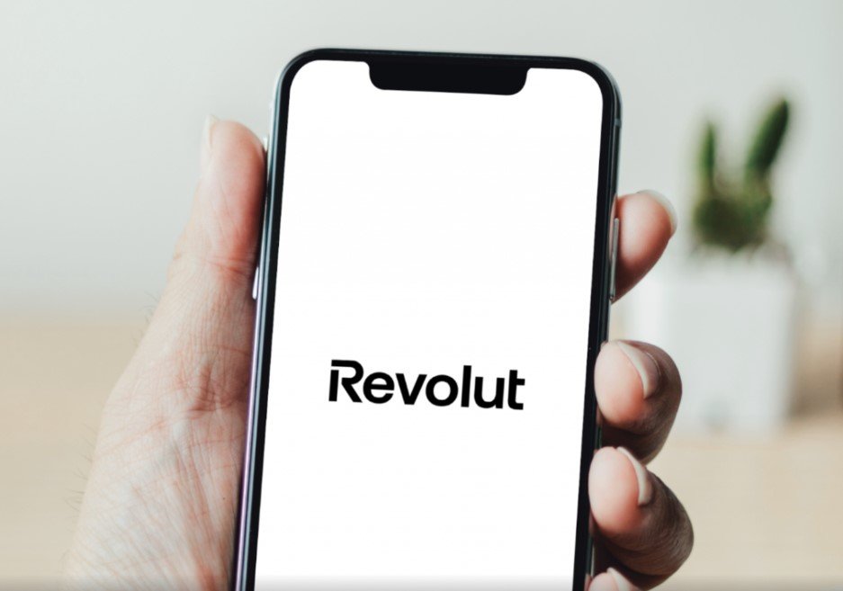 Revolut devine oficial bancă în Regatul Unit, marcând un nou capitol în expansiunea sa globală Revolut, unul dintre cele mai spectaculoase startup-uri tehnologice din Europa, a primit recent autorizarea oficială pentru a opera ca bancă licențiată în Marea Britanie