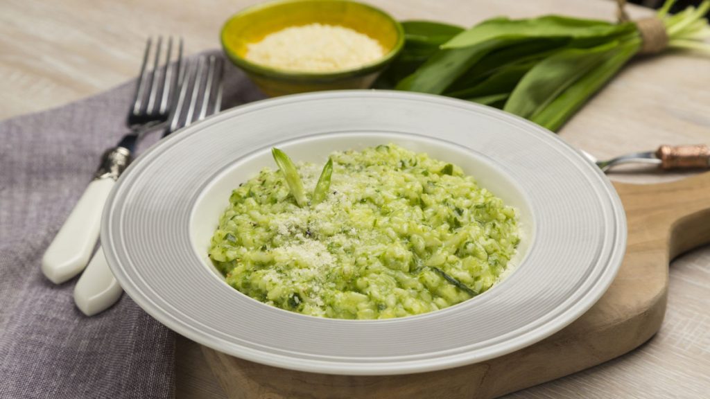 Primăvara aduce în meniurile bucătăriilor românești și nu numai o explozie de arome proaspete și culori vibrante, iar risotto-ul cu leurdă devine rapid o delicatesă de sezon pentru gurmanzi și iubitorii de preparate rafinate