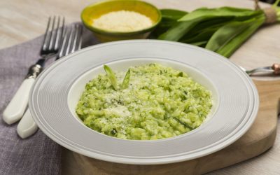 Primăvara aduce în meniurile bucătăriilor românești și nu numai o explozie de arome proaspete și culori vibrante, iar risotto-ul cu leurdă devine rapid o delicatesă de sezon pentru gurmanzi și iubitorii de preparate rafinate