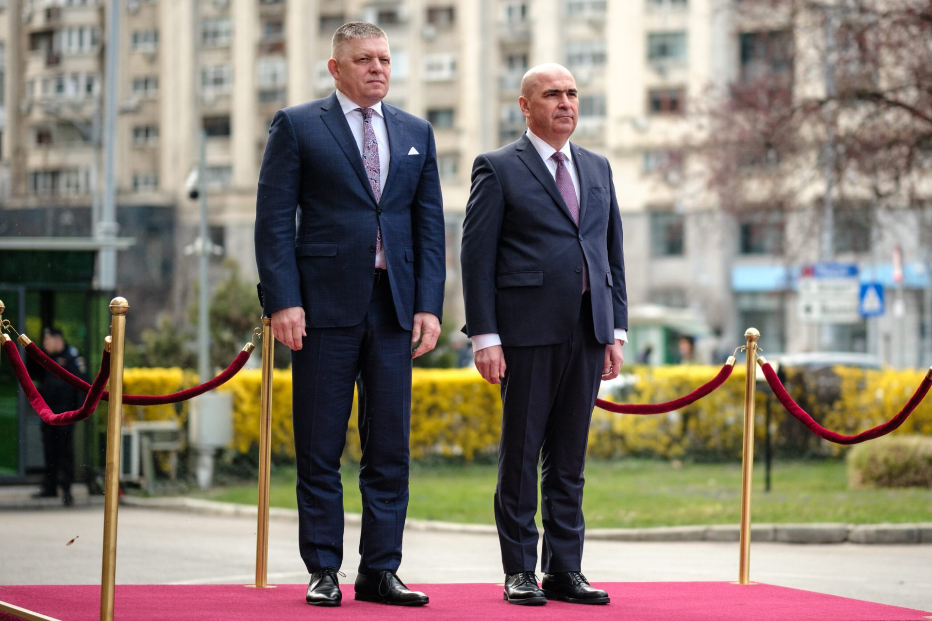 Premierul Slovaciei, Robert Fico, aflat într-o vizită oficială la București, a accentuat intenția de consolidare a parteneriatului bilateral în domeniile apărării, energiei și culturii, evidențiind importanța cooperării în contextul securității regionale și al provocărilor energetice din Europa