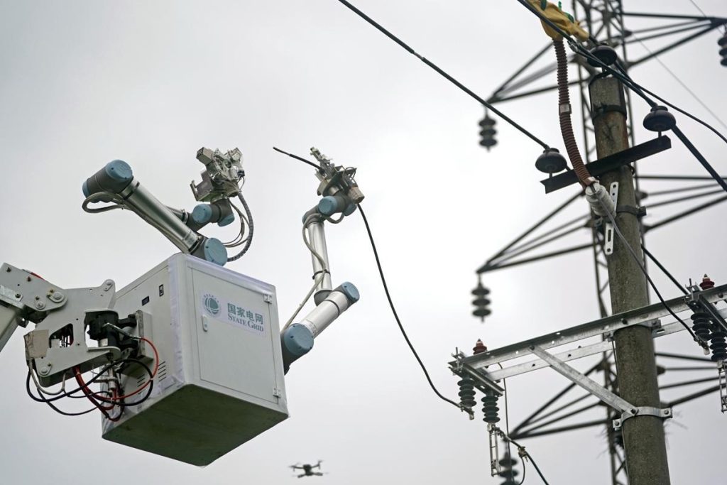 Robotul „electrician” din China redefinește standardele în întreținerea rețelelor electrice de înaltă tensiune Intervențiile pe linia de 10 kV reprezintă unele dintre cele mai riscante operațiuni din sectorul energetic, fiind executate de obicei de echipe speciale cu echipament de protecție avansat, pentru a evita accidentele grave