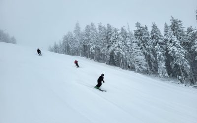 Ultimul weekend de schi în Poiana Brașov: sezonul se încheie prematur din cauza vremii calde Brașov, 7 februarie 2023 — Poiana Brașov își încheie oficial sezonul de schi într-un mod neașteptat, după ce temperaturile anormal de ridicate din ultimele zile au deteriorat în mod semnificativ condițiile pârtiilor