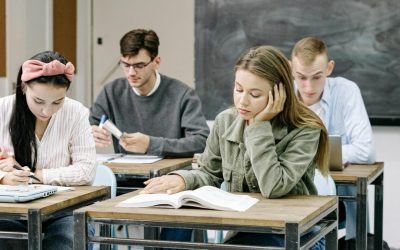 România, în urma studiilor internaționale: un sistem educațional care are nevoie de reforme urgente România se află în continuare în urma majorității țărilor din Uniunea Europeană și a celor membre ale Organizației pentru Cooperare și Dezvoltare Economică (OCDE) în domeniul educației, conform celor mai recente analize și evaluări internaționale