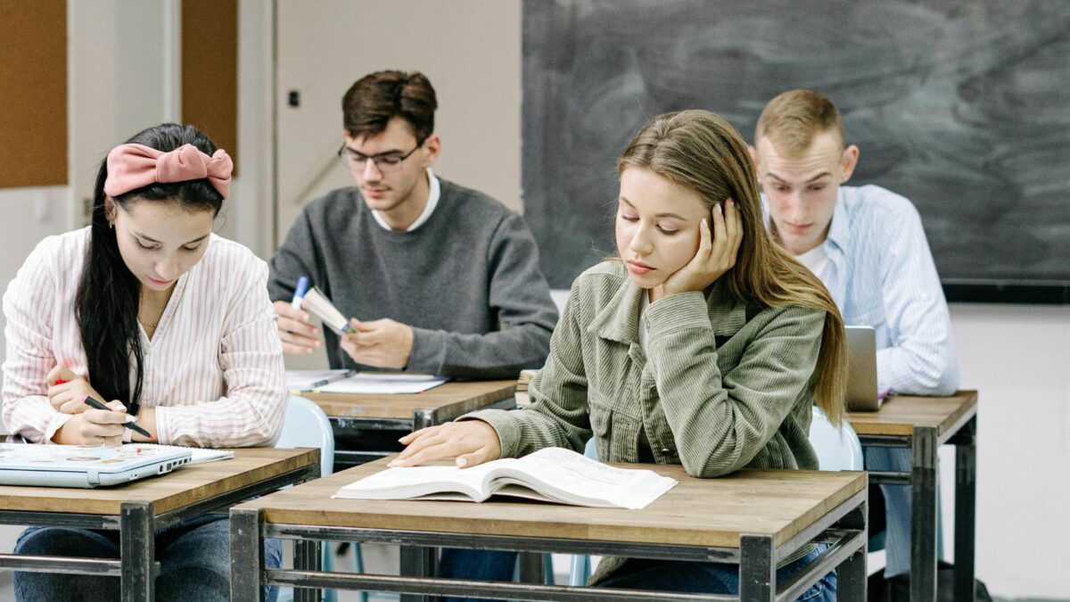 România, în urma studiilor internaționale: un sistem educațional care are nevoie de reforme urgente România se află în continuare în urma majorității țărilor din Uniunea Europeană și a celor membre ale Organizației pentru Cooperare și Dezvoltare Economică (OCDE) în domeniul educației, conform celor mai recente analize și evaluări internaționale