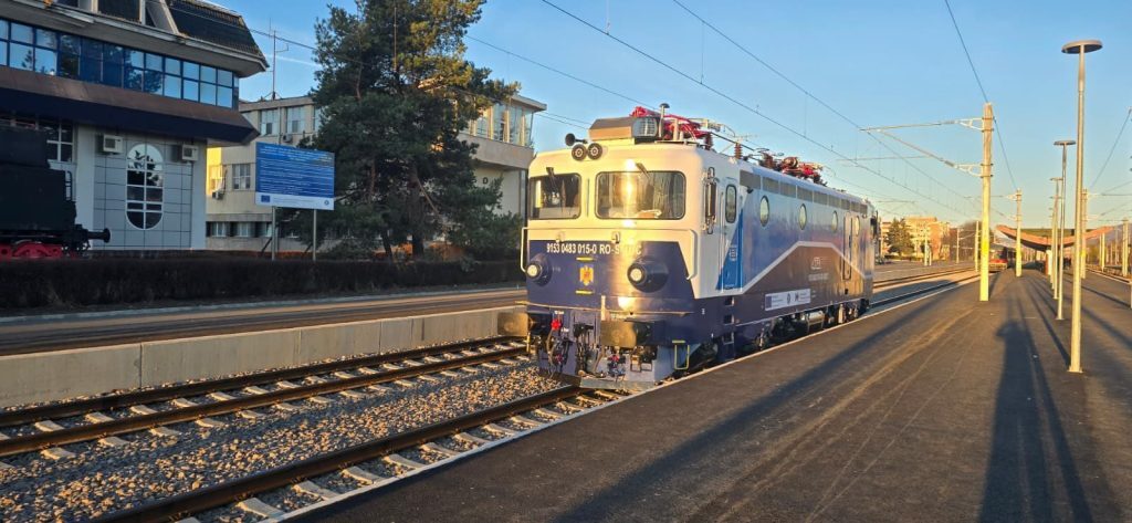 Brașov, 15 martie 2023 — O nouă etapă în modernizarea flotei feroviare din România a fost marcată astăzi de către Societatea de Reparații Locomotive din Brașov (SCRL), care a anunțat oficial finalizarea și predarea celei de-a șaptea locomotive electrice, pregătită pentru operare în cadrul CFR Călători