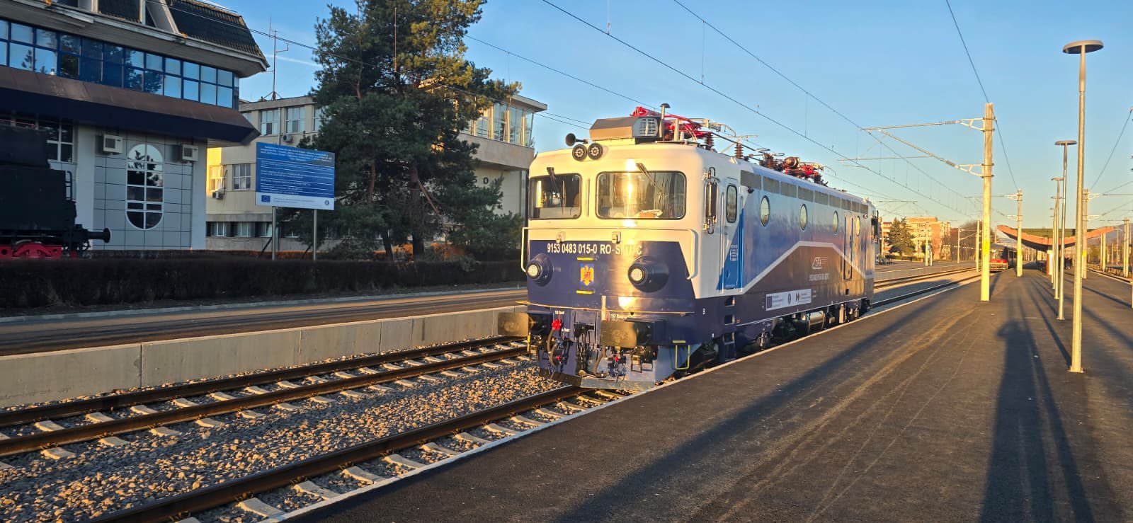 Brașov, 15 martie 2023 — O nouă etapă în modernizarea flotei feroviare din România a fost marcată astăzi de către Societatea de Reparații Locomotive din Brașov (SCRL), care a anunțat oficial finalizarea și predarea celei de-a șaptea locomotive electrice, pregătită pentru operare în cadrul CFR Călători