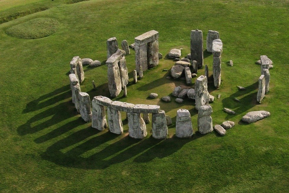 Descoperire inedită schimbă istoria cetății megalitice Stonehenge și a Britaniei neolitice O analiză mineralogică recentă aruncă o nouă lumină asupra originii unei piese emblematice din complexulStonehenge, cunoscută sub numele de Piatra Altarului