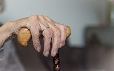 Fragilitatea oaselor, problemele cardiovasculare și apariția vânătăilor după lovituri minore nu ar trebui să fie considerate doar semne inevitabile ale îmbătrânirii