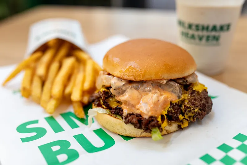 Brandul maghiar Simon’s Burger continuă expansinea sa pe piața central-europeană prin intrarea în România, marcând o etapă semnificativă în strategia sa de dezvoltare