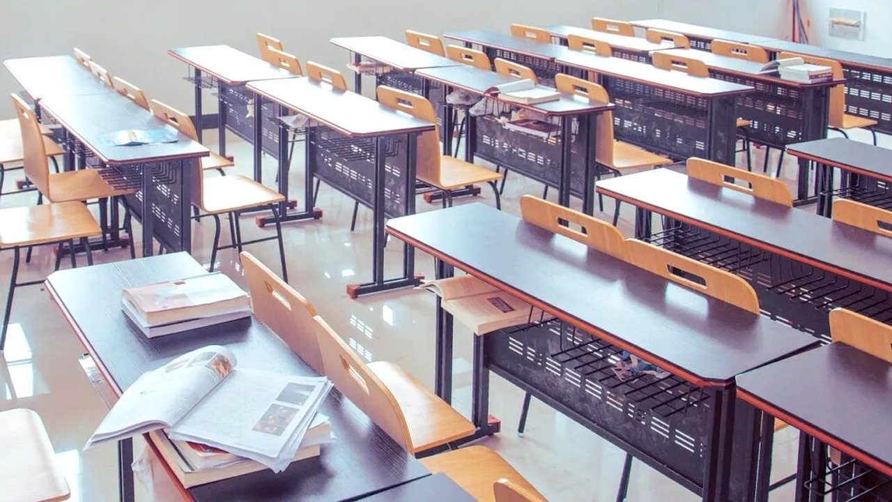 Peste 145.200 de elevi au susținut simularea probei scrise la Limba și literatura română, desfășurată luni în aproape 98% dintre unitățile de învățământ gimnazial din țară, o participare semnificativă care arată implicarea elevilor în procesul de pregătire pentru examenul de Evaluare Națională