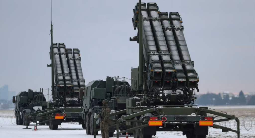 Ucraina, înarmată cu sisteme Patriot: un avantaj temporar într-un război de durată De mai bine de un an, războiul din Ucraina continuă să schimbe echilibrul strategic în Europa de Est, iar implicarea occidentală devine tot mai vizibilă și directă