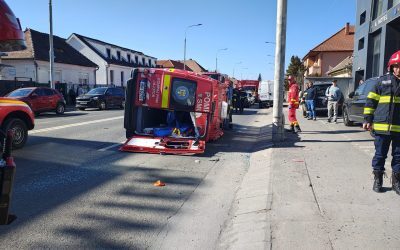 Trafic rutier blocat pe Bulevardul Vasile Milea din Sibiu după un grav accident în care au fost implicate o ambulanță SMURD și un autoturism