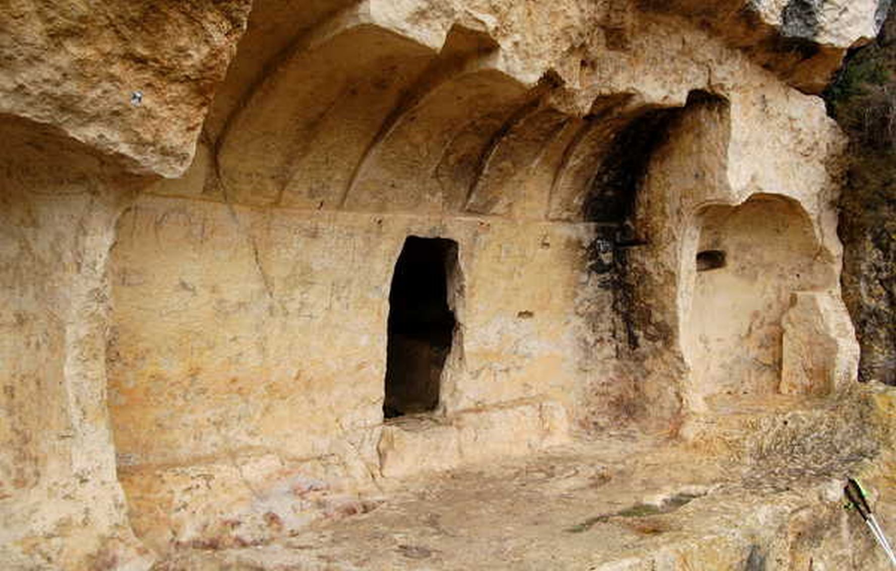 O comunitate medievală ascunsă în stâncile Spaniei dezvăluie secretele unei epoci tulburătoare În inima munților din nordul Spaniei, niște formațiuni stâncoase aparent banale ascundeau, timp de aproape cinci secole, un adevărat univers închis, aproape necunoscut publicului larg