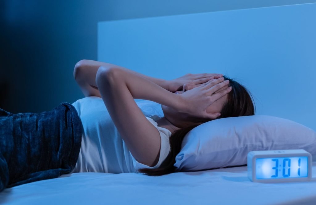 Un studiu amplu realizat pe aproape un milion de veterani americani scoate la iveală o combinație periculoasă de tulburări de somn care, dacă nu sunt controlate, pot crește semnificativ riscul de boli cardiovasculare