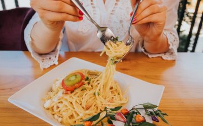 Mâncatul spaghetti-urilor poate părea o activitate simplă pentru orice persoană, dar în cultura italiană, acest gustat devine aproape o artă, guvernată de reguli ce depășesc simplele manevre cu furculița