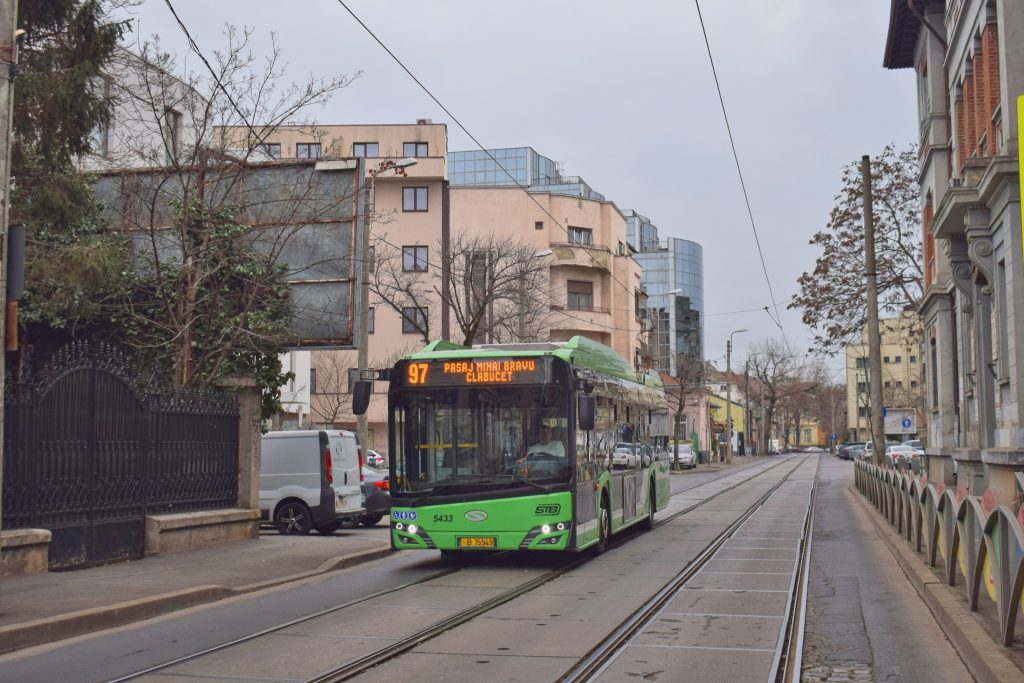 Începând de sâmbătă, traficul public din București va suferi modificări importante, odată cu inaugurarea unor lucrări de reabilitare a liniei de tramvai de pe strada Traian