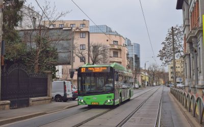 Începând de sâmbătă, traficul public din București va suferi modificări importante, odată cu inaugurarea unor lucrări de reabilitare a liniei de tramvai de pe strada Traian