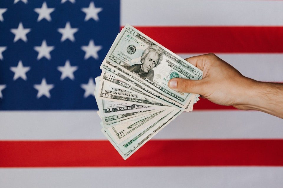 Departamentul Trezoreriei din Statele Unite anunță o mutare fără precedent: președintele Donald Trump va apărea pentru prima dată pe bancnotele americane în calitate de semnatar, o decizie care stârnește controverse și ridică întrebări despre tradițiile și simbolistica monedei americane