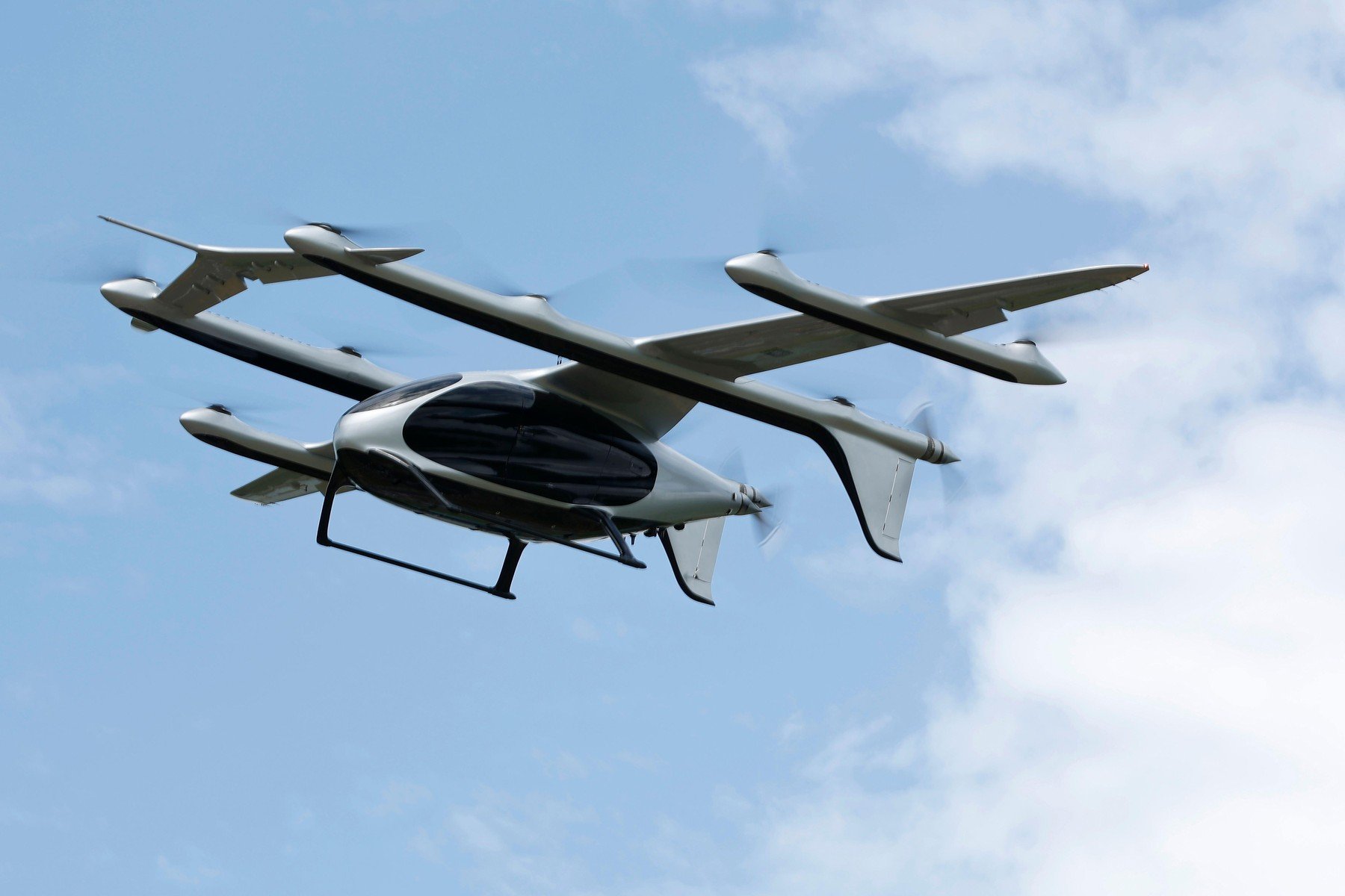 Un nou pas major în evoluția mobilității urbane și regionale a fost făcut în China, unde a avut loc primul zbor de test al unui taxi zburător de mare capacitate, proiectat pentru a transporta până la 10 persoane