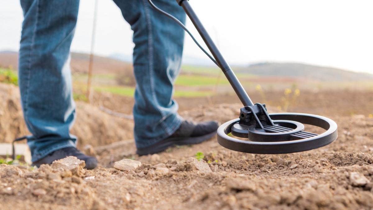 Descoperire arheologică de senzație în Neamț: Comoara dacică veche de peste 2.000 de ani a fost scoasă la lumină de doi pasionați de metal detecting Doi membri ai Clubului „Metal Detect” din Roman, Ovidiu Constantin și Sebastian Sandu, au făcut recent o descoperire care a zguduit lumea pasionaților de istorie și arheologie amateur: o tezaur dacic provenit din perioada antică, vechi de peste două milenii