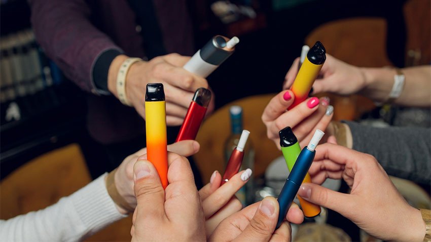 Senatul votează restricții mai dure pentru fumat și vapat în spațiile publice