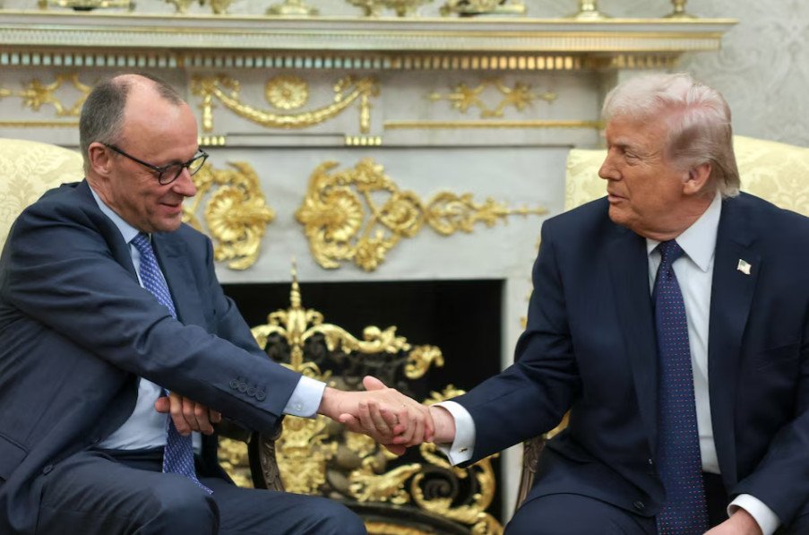 Friedrich Merz și Donald Trump discută despre provocările geopolitice ale lumii moderne, într-un context tensionat global Pe fondul intensificării conflictelor internaționale, cancelarul german Friedrich Merz și fostul președinte american Donald Trump au avut o conversație profundă marți, abordând unele dintre cele mai stringente teme ale vremurilor noastre