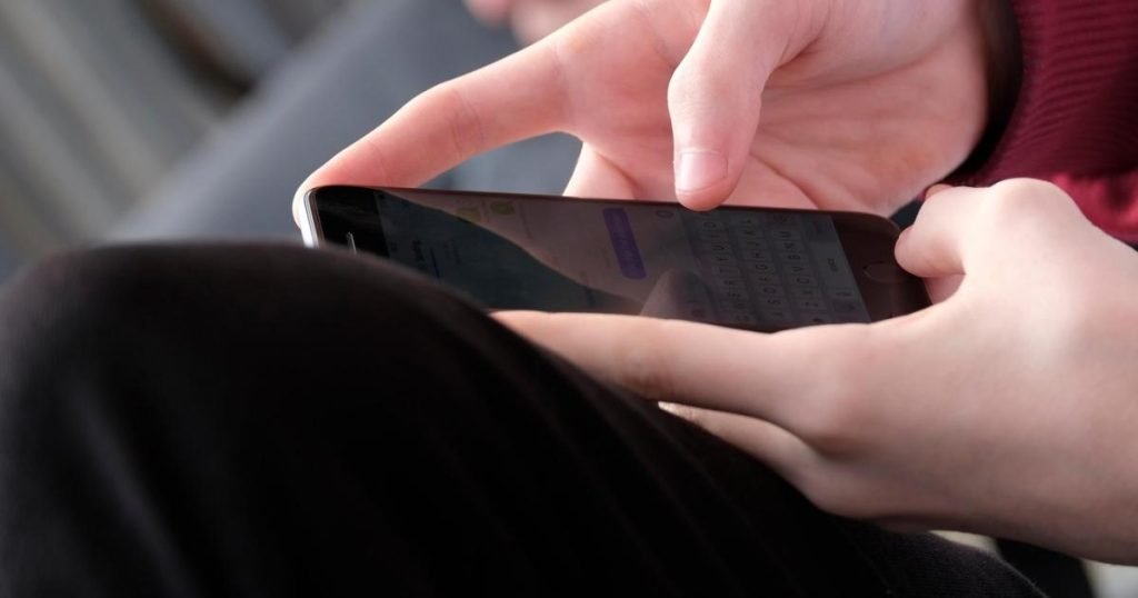 O adolescentă din Statele Unite a intrat recent în atenția publicației după ce a petrecut 16 ore consecutive pe Instagram într-o singură zi, fapt care i-a determinat pe părinți să acționeze în justiție compania mamă Meta, producătorul rețelei sociale