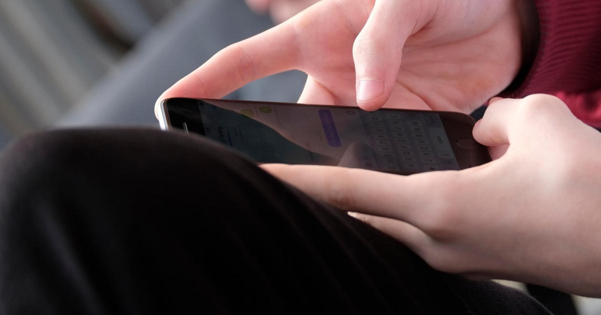 O adolescentă din Statele Unite a intrat recent în atenția publicației după ce a petrecut 16 ore consecutive pe Instagram într-o singură zi, fapt care i-a determinat pe părinți să acționeze în justiție compania mamă Meta, producătorul rețelei sociale